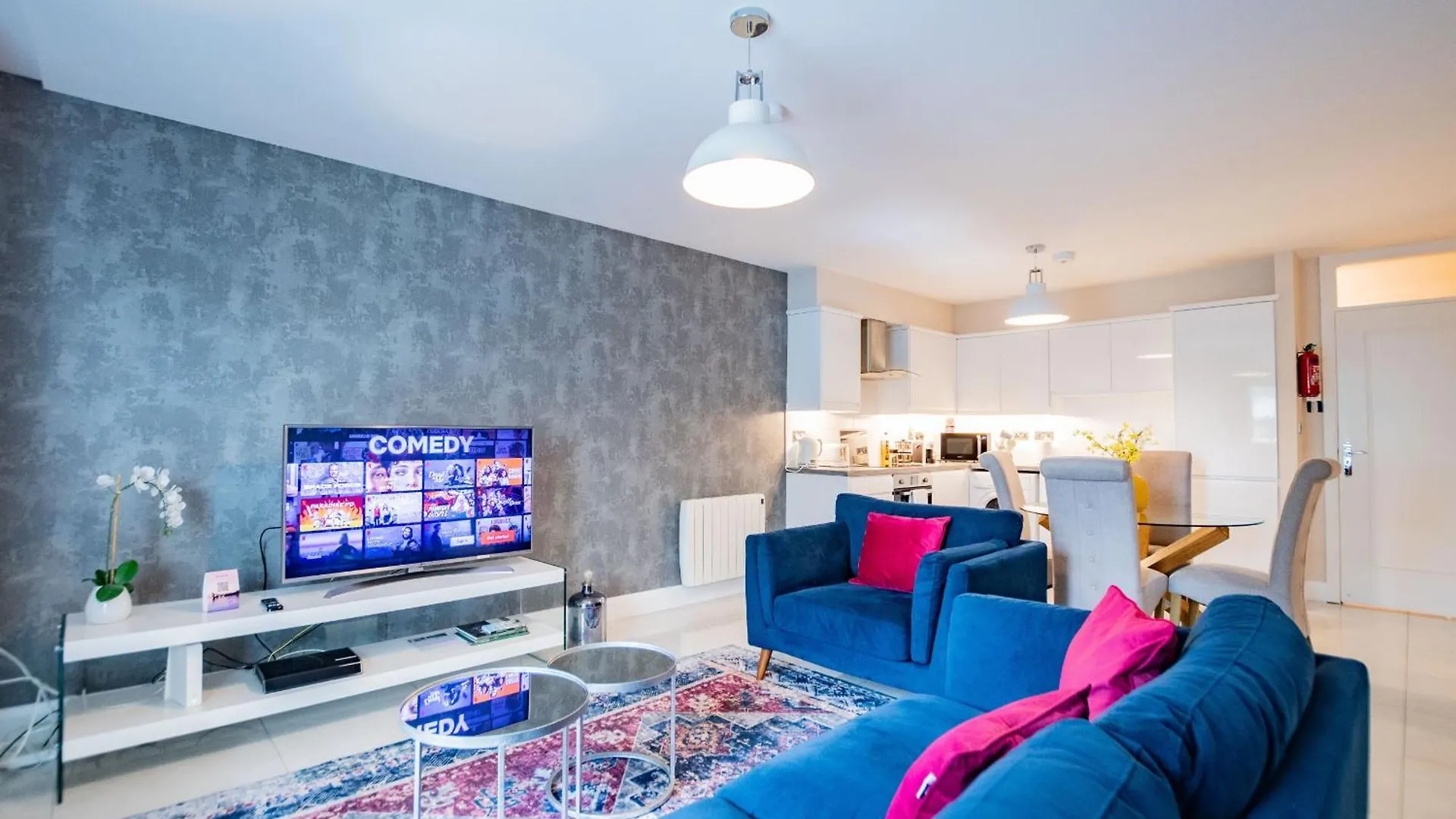Luxury Apt With Parking location