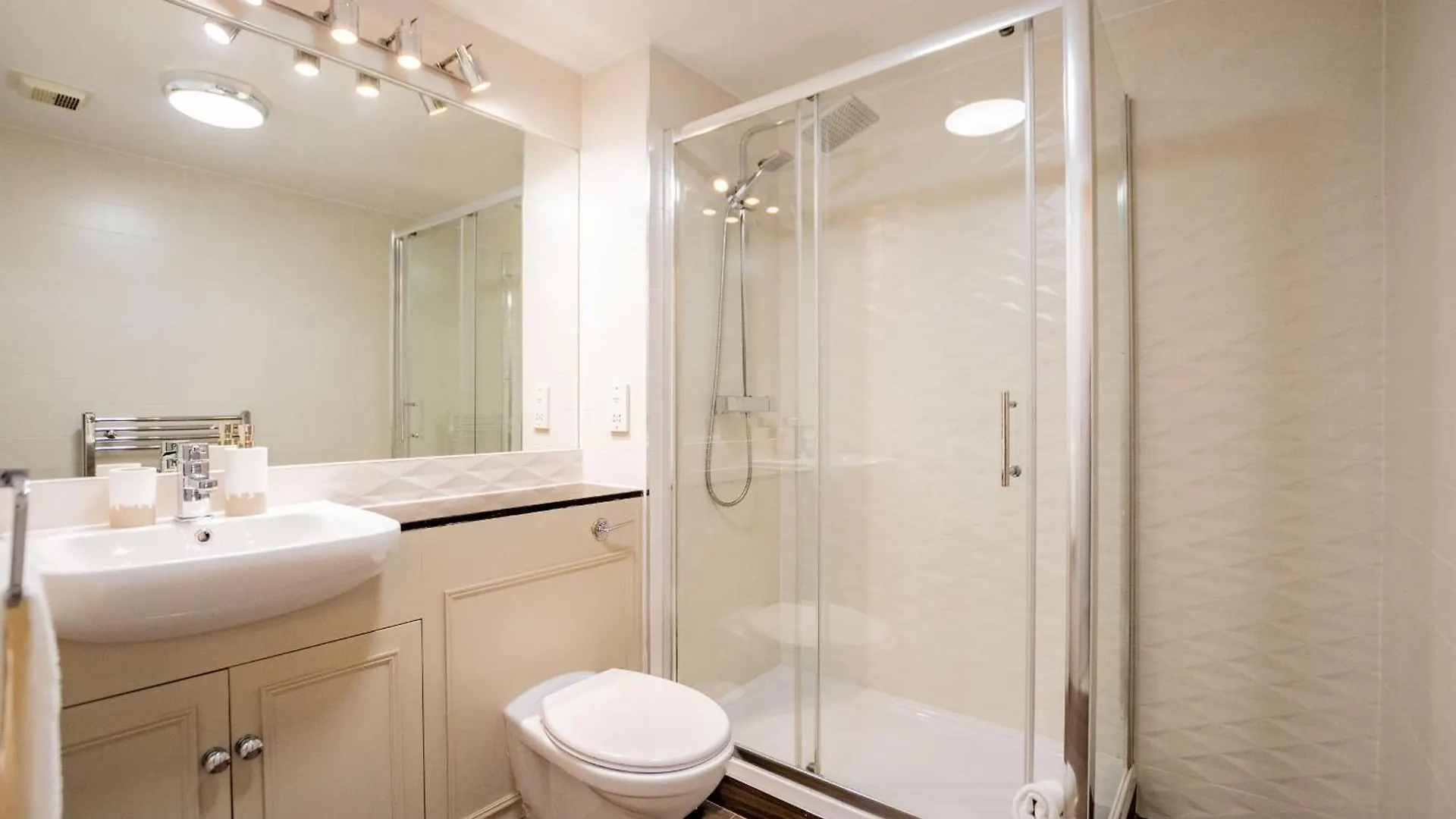 Luxury Apt With Parking Galway Apartment