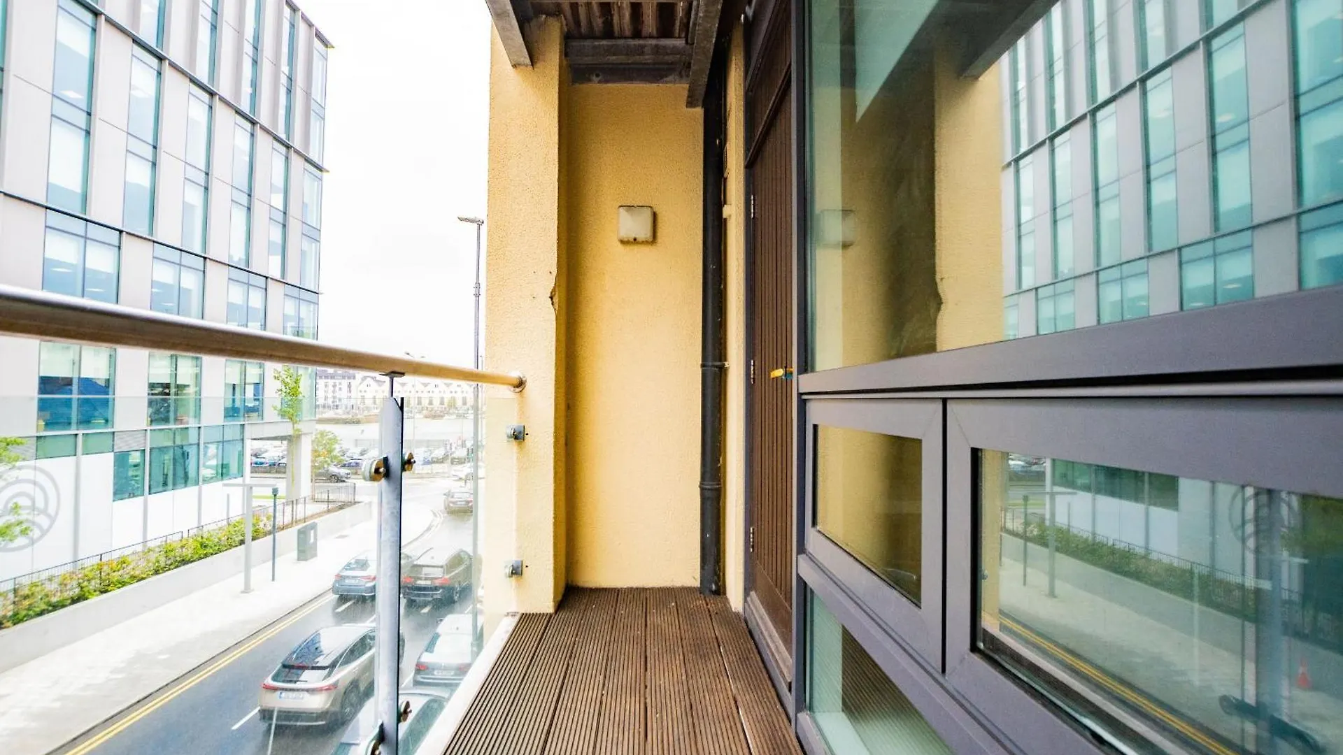 Luxury Apt With Parking Galway Apartment